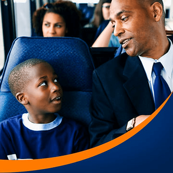 Como transportar crianças pequenas no ônibus?